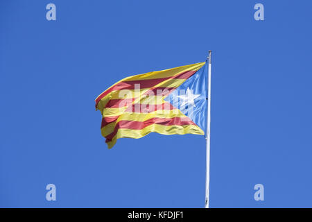 Die katalanische Flagge auf dem Wind im blauen Himmel Stockfoto