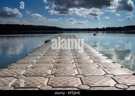 Schwimmende Ponton aus Kunststoff Mole in Bewl Wasser, Kent, im September 2017 an einem sonnigen Tag mit blauen Himmel mit Wolken und noch ruhig Wasser Stockfoto