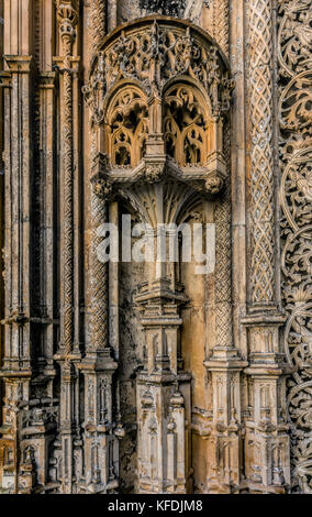 Filigrane Steinmetzarbeiten an den Wänden des unfertigen Kapellen im 14. Jahrhundert das Kloster von Batalha in Batalha, Portugal Stockfoto