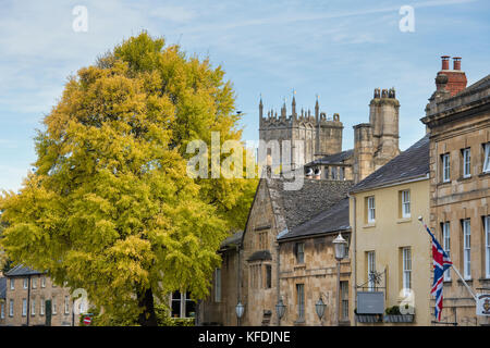 Herbst Baum und Gebäuden in der High Street. Chipping Campden, Gloucestershire, Cotswolds, England Stockfoto