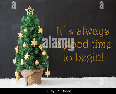 Englisch Zitat Es ist immer eine gute Zeit zu beginnen. golden geschmückten Weihnachtsbaum mit schwarzem Beton oder Zement Hintergrund. modernen urbanen Stil mit Sno Stockfoto