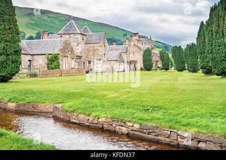 Reihe der Häuser aus Stein in der Nähe von Blair Atholl, Teil der Cairngorms National Park in Perthshire, Schottland, Großbritannien. Stockfoto