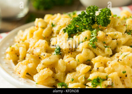 Herzhafte hausgemachte deutsche Spätzle in Butter Sauce Stockfoto