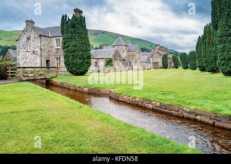 Reihe der Häuser aus Stein in der Nähe von Blair Atholl, Teil der Cairngorms National Park in Perthshire, Schottland, Großbritannien. Stockfoto