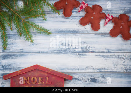 Handgefertigte Ingwer Männer, Weihnachten - Zweige, Noel Haus auf Holz- Hintergrund. mit einer Kopie - Raum. Stockfoto