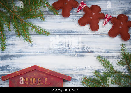 Handgefertigte Ingwer Männer, Weihnachten - Zweige, Noel Haus auf Holz- Hintergrund. mit einer Kopie - Raum. Stockfoto