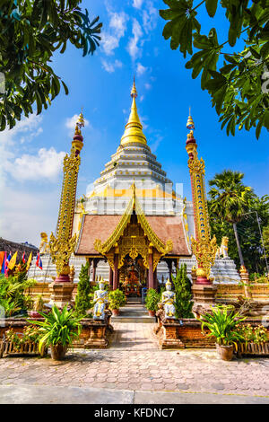 Chiang Mai, Thailand: ein Foto von König Bumibhol steht vor der Ich weiß Chedi im Wat Chang Yuen Stockfoto