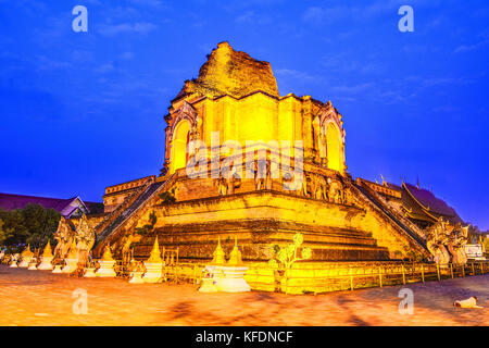 Nachtansicht ofa ncient Pagode in Wat Chedi Luang in Chiang Mai, Provinz von Thailand, Asien Stockfoto