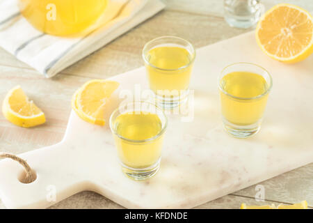 Süße hausgemachte Zitrone Limoncello in einem Glas Stockfoto