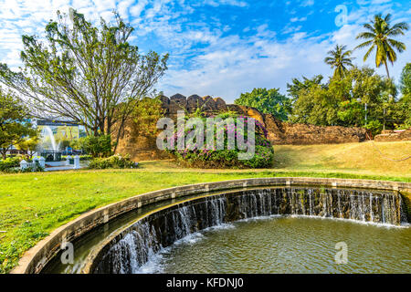 Ein Teil der alten Stadtmauer und Graben an Ku Huang Ecke, Chiang Mai, Thailand Stockfoto