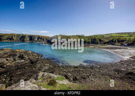 Schöne Cemaes Bay mit Sandstrand und türkisfarbenem Wasser auf Anglesey Küste, North Wales, Vereinigtes Königreich, Frühling 2017. Stockfoto