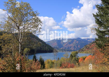 Herbstfarben der bergigen Küste von Palisades Reservoir auf dem Snake River - in der Caribou Targhee National Wald im Südosten Idaho Stockfoto