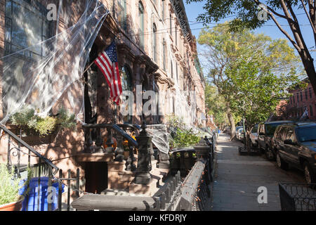 HOBOKEN, NEW JERSEY - Oktober 27, 2017: Die schöne brownstones entlang der Garden Street sind für Halloween dekoriert Stockfoto