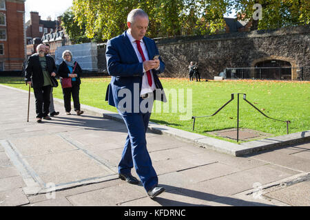 London, Großbritannien. 25. Oktober, 2017. Johannes Mann, Labour mp für bassetlaw, Spaziergänge über College Green in Westminster auf dem Weg in das Unterhaus. Stockfoto