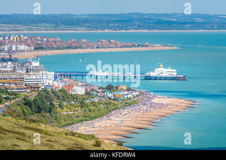 Luftaufnahme von Eastbourne, Promenade, Seebrücke und im Englischen Kanal von Beachy Head Klippe Fußweg Stockfoto