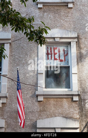 HOBOKEN, NEW JERSEY - Oktober 27, 2017: ein Halloween Zeichen liest, 'Hilfe' in einem brownstone Fenster. Stockfoto