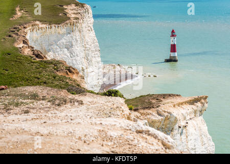 Luftaufnahme von Beachy Head Leuchtturm am Fuße der weißen Kreidefelsen Stockfoto