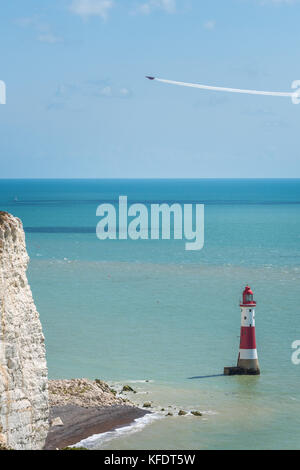 Roter Pfeil fliegt von Beachy Head Leuchtturm am Fuße der weißen Kreidefelsen Stockfoto