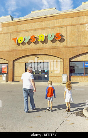 Vater geht mit Sohn und Tochter im Oktober 2017 zum Toys R US-Geschäft in Columbus, Ohio. Stockfoto