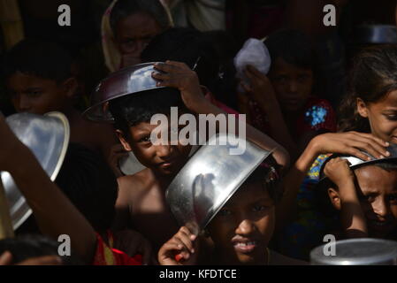 Rohingya Flüchtlinge Kinder warten Essen im palongkhali provisorischen Lager in Cox's Bazar, Bangladesch zu sammeln, am Oktober 06, 2017. Entsprechend der Uni Stockfoto