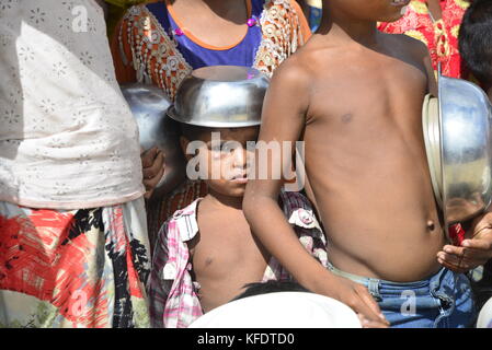 Rohingya Flüchtlinge Kinder warten Essen im palongkhali provisorischen Lager in Cox's Bazar, Bangladesch zu sammeln, am Oktober 06, 2017. Entsprechend der Uni Stockfoto