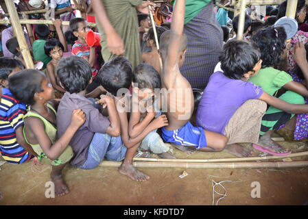 Rohingya Flüchtlinge Kinder warten Essen im palongkhali provisorischen Lager in Cox's Bazar, Bangladesch zu sammeln, am Oktober 06, 2017. Entsprechend der Uni Stockfoto