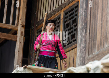 Stock Foto - Rot yao Frauen berühmten über lange Haare, huangluo Yao Dorf, longsheng, Guilin, Guangxi, China Stockfoto