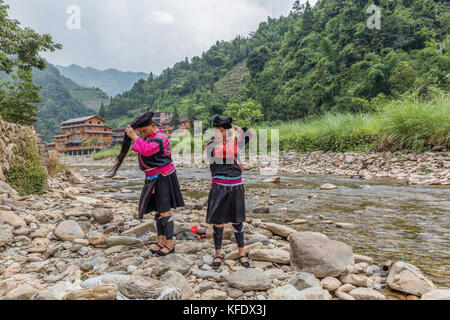 Stock Foto - Rot yao Frauen berühmten über lange Haare, huangluo Yao Dorf, longsheng, Guilin, Guangxi, China Stockfoto