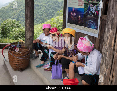 Stock Foto - Rot yao Frauen berühmten über lange Haare, huangluo Yao Dorf, longsheng, Guilin, Guangxi, China Stockfoto