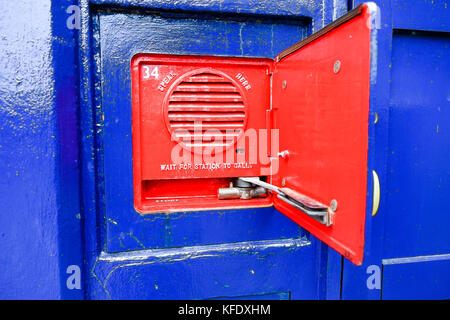 Lautsprechersystem in einem 'Polizei Säule", Nationale Telefon Kiosk Sammlung, Avoncroft Museum von Gebäuden, Bromsgrove, Worcestershire, England, Großbritannien Stockfoto