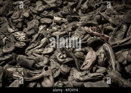 OSWIECIM, POLEN - August 18: Stiefel von Opfern in Auschwitz, dem größten Konzentrationslager der nazis in Europa am 18. August 2015 in Oswiecim, Polen. Stockfoto