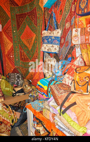 Stapel von farbenfrohen handgefertigten Teppichen aus reiner Wolle und Souvenirs in touristische Stall der alte Basar der Antalya, Türkei Stockfoto