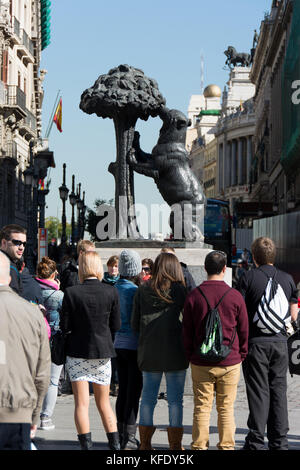 Madrid, Spanien - 31. Oktober 2013: Bär und der madrono Baum Statue auf dem Platz Puerta del Sol in Madrid. Es ist das heraldische Symbol von Madrid Stockfoto