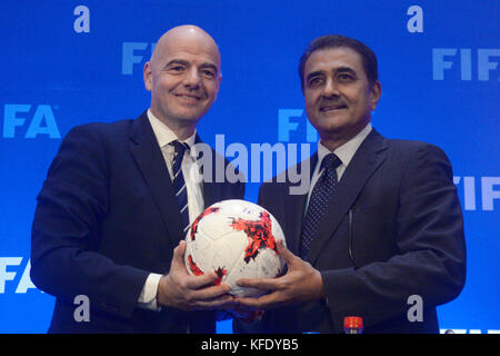 Kolkata, Indien. 27 Okt, 2017. FIFA-Präsident Gianni Infantino (links) und All India Football Federation Präsident Praful Patel (rechts) Geste mit Fußball während der Pressekonferenz im Anschluss an die FIFA-Tagung des Rates in Kalkutta. FIFA-Präsident Gianni Infantino zusammen mit All India Football Federation Präsident Praful Patel und fifa Chief Communication Officer fabrice jouhaud erfüllen die Presse nach der FIFA-Rat auf seiner Tagung am 27. Oktober 2017 in Kalkutta. Credit: saikat Paul/Pacific Press/alamy leben Nachrichten Stockfoto