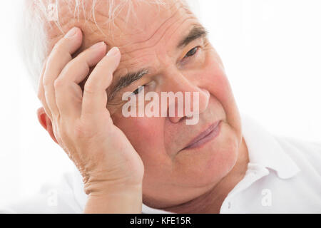 Nahaufnahme einer beabsichtigten älterer Mann Stockfoto