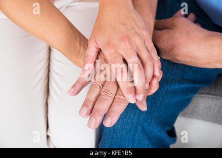 Nahaufnahme einer Tochter ihres Vaters Hand halten Stockfoto