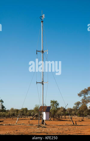 Solar-powered Telekommunikation Mast auf einem isolierten Rinderfarm im Outback von Queensland, Australien Stockfoto