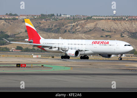 Madrid, Spanien - 12. August 2015: Airbus A330-200 in neuen Farben von Iberia airline Adolfo Suarez Madrid Barajas Flughafen rollen. Stockfoto