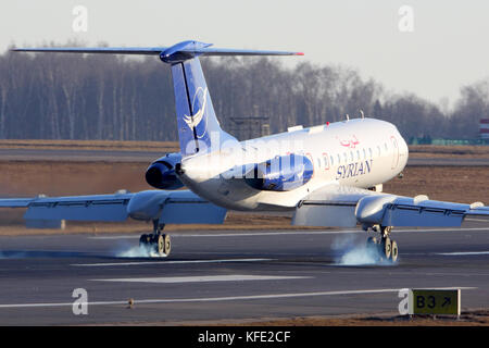 Vnukovo, Moskau, Russland - 9. März 2014: Syrische Luft Tupolew Tu-134 Landung auf dem Vnukovo International Airport. Stockfoto