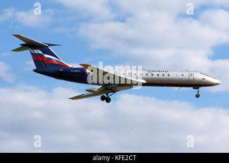 Scheremetjewo, Moskau, Russland - 10. Juni 2008: aeroflot Tupolev Tu-134 Landung am internationalen Flughafen Scheremetjewo. Stockfoto