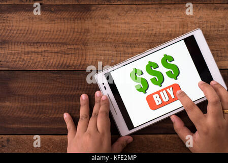 Online shopping Konzept - die Frau, die mit digitalen Tablet online shop Stockfoto