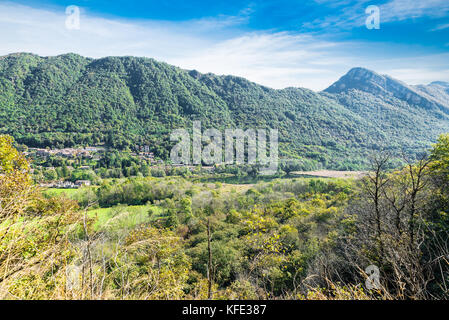 Landschaft der Provinz Varese zwischen Stadt Varese und dem Lago Maggiore, Italien. valganna, Dorf von ganna und die kleinen ganna See. Stockfoto