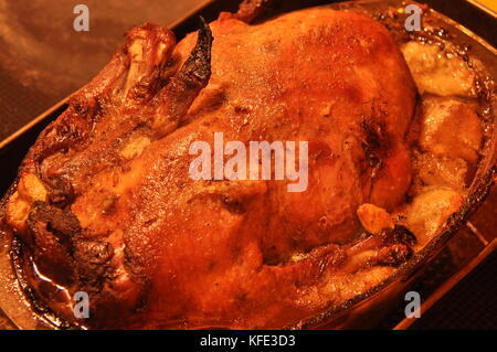 Ente mit Äpfeln und Preiselbeeren. Geflügel gebacken in Kasserolle. Stockfoto