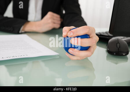 Nahaufnahme der Geschäftsfrau drücken stressball im Büro Stockfoto