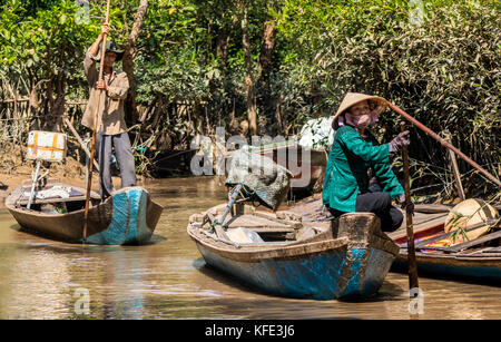Touristische boote im Mekong-delta warten die Besucher mit auf eine Reise auf dem Fluss in Vietnam zu nehmen Stockfoto