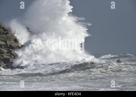 Stürmische See - Hurrikan Ophelia, Isles of Scilly Stockfoto