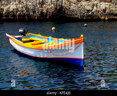 Bunte Fischerboote vor Anker, in einem Tal in Malta Stockfoto