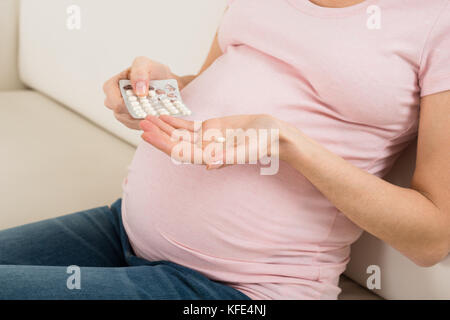 In der Nähe der schwangeren Frau, die Vitamin Pille Stockfoto