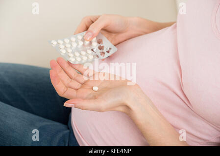 In der Nähe der schwangeren Frau, die Vitamin Pille Stockfoto