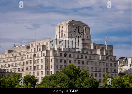 London, Großbritannien - 05. August 2017: Der ikonischen Shell-Mex Gebäude in London Embankment, von der Festival Pier gesehen Stockfoto